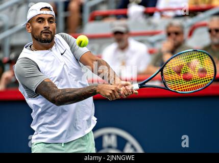 Montreal, Kanada. 12. August 2022. Nick Kyrgios aus Australien gibt den Ball während des Viertelfinalmatches der Männer zwischen Nick Kyrgios aus Australien und Hubert Hurkacz aus Polen beim Tennisturnier der National Bank Open 2022 im IGA Stadium in Montreal, Kanada, am 12. August 2022 zurück. Quelle: Andrew Soong/Xinhua/Alamy Live News Stockfoto