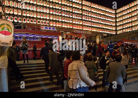 Laternen und Publikum beim Tori no ichi Festival im Hanazono-Schrein, Shinjuku, Tokio, Japan Stockfoto