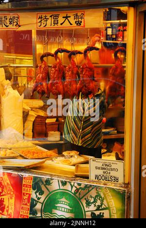 Wole-Hühner und -Enten hängen an einem Fenster in einem Lebensmittelgeschäft in Chinatown, San Francisco Stockfoto