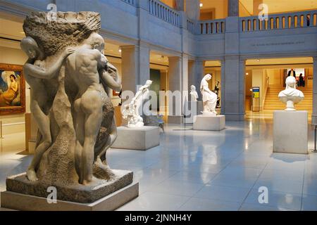 In der Hauptgalerie im Atrium des Art Instituters von Chicago stehen antike römische und griechische Skulpturen Stockfoto