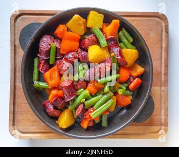 Englisches Frühstück gebraten und in einer Pfanne serviert. Draufsicht Stockfoto