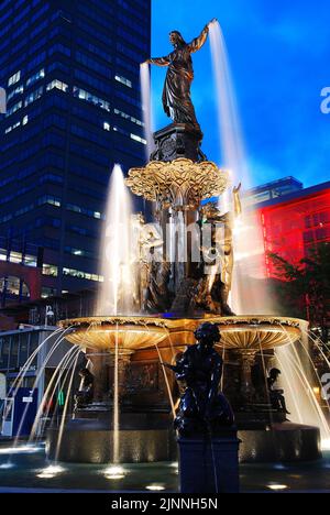 Wasser sprudelt aus den Skulpturenhänden des Tyler Davidson Fountain in Fountain Square, in der Nähe der Innenstadt von Cincinnati, Ohio Stockfoto