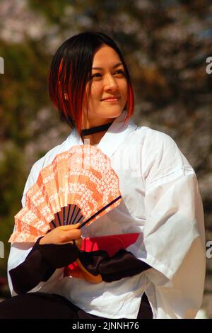 Eine COBU Taiko-Tänzerin führt traditionelle japanische Bräuche auf und tanzt auf einem japanischen Kulturfest der Kirschblüte Stockfoto