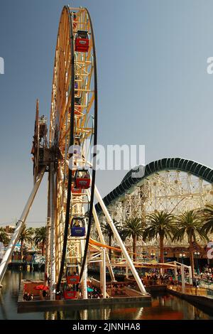 Ein großes Riesenrad ist das Herzstück des Vergnügungsparks California Adventure, der neben Disneyland liegt Stockfoto