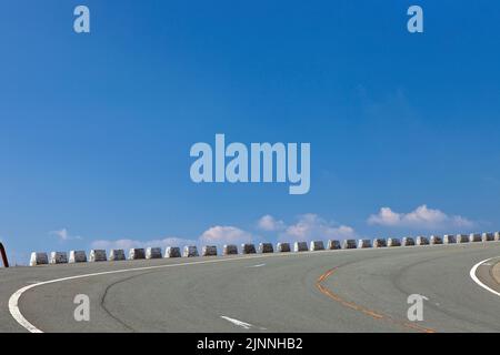 Bergstraße in der Nähe von Mt. Aso in Kumamoto, Japan Stockfoto