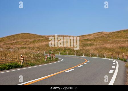Bergstraße in der Nähe von Mt. Aso in Kumamoto, Japan Stockfoto