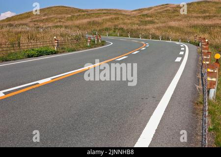 Bergstraße in der Nähe von Mt. Aso in Kumamoto, Japan Stockfoto
