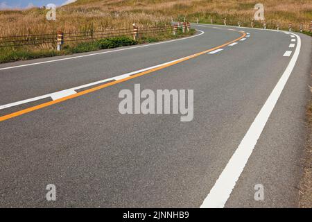 Bergstraße in der Nähe von Mt. Aso in Kumamoto, Japan Stockfoto