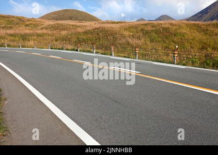 Bergstraße in der Nähe von Mt. Aso in Kumamoto, Japan Stockfoto