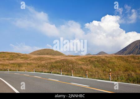 Bergstraße in der Nähe von Mt. Aso in Kumamoto, Japan Stockfoto