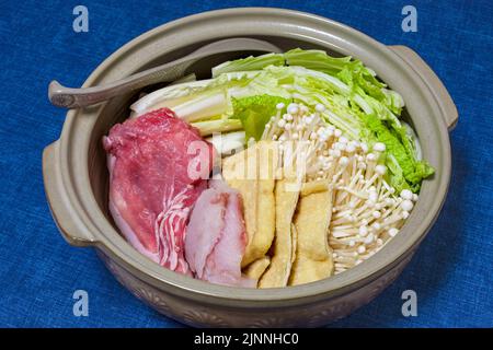 Nabemono oder Nabe, Zutaten, gemischtes Fleisch und Gemüse, gekocht in Brühe, Tokio, Japan Stockfoto
