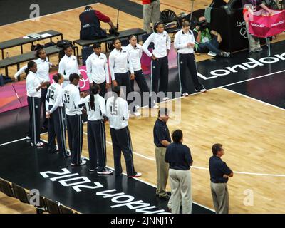 Das Olympische Basketballteam der Vereinigten Staaten steht vor einem Spiel bei den Olympischen Sommerspielen 2012 in London, England, Großbritannien, vor der Seite. Stockfoto