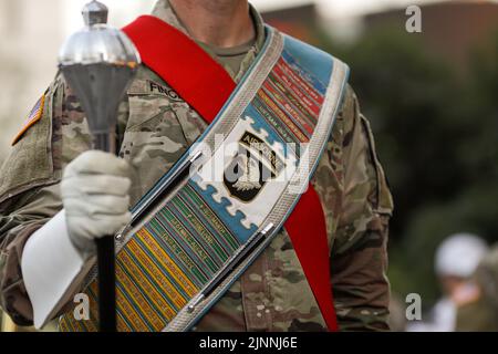 Bukarest, Rumänien - 12. August 2022: Details zur geringen Tiefenschärfe (selektiver Fokus) mit 101. Mitgliedern der Airborne Division Air Assault Band Stockfoto