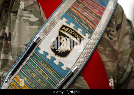 Bukarest, Rumänien - 12. August 2022: Details zur geringen Tiefenschärfe (selektiver Fokus) mit 101. Mitgliedern der Airborne Division Air Assault Band Stockfoto