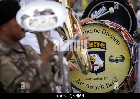 Bukarest, Rumänien - 12. August 2022: Details zur geringen Tiefenschärfe (selektiver Fokus) mit 101. Mitgliedern der Airborne Division Air Assault Band Stockfoto