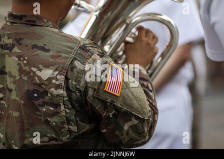 Bukarest, Rumänien - 12. August 2022: Details zur geringen Tiefenschärfe (selektiver Fokus) mit 101. Mitgliedern der Airborne Division Air Assault Band Stockfoto