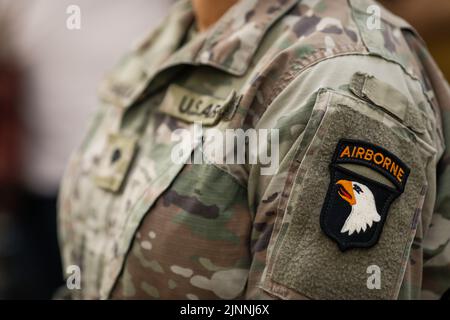 Bukarest, Rumänien - 12. August 2022: Details zur geringen Tiefenschärfe (selektiver Fokus) mit 101. Mitgliedern der Airborne Division Air Assault Band Stockfoto