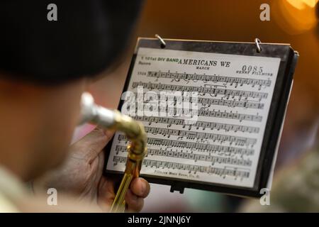 Bukarest, Rumänien - 12. August 2022: Details zur geringen Tiefenschärfe (selektiver Fokus) mit 101. Mitgliedern der Airborne Division Air Assault Band Stockfoto