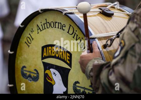 Bukarest, Rumänien - 12. August 2022: Details zur geringen Tiefenschärfe (selektiver Fokus) mit 101. Mitgliedern der Airborne Division Air Assault Band Stockfoto