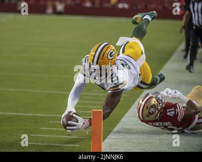 Santa Clara, USA. 12. August 2022. Amari Rodgers (8) taucht für ein viertes Quartal TD mit einem Pass von quaqrterback Danny Etling gegen die San Francisco 49ers im Levi's Stadium in Santa Clara, Kalifornien am Freitag, 12. August 2022. Die 49ers besiegten die Packers 28-21 in ihrem ersten Vorsaison-Spiel Foto von Terry Schmitt/UPI Credit: UPI/Alamy Live News Stockfoto