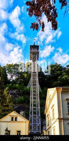 Bad Schandau, 16. Juli 2021: Historischer Aufzug, der Touristen vom Elbtal zu den Höhenwanderwegen in der Sächsischen Schweiz bringt Stockfoto