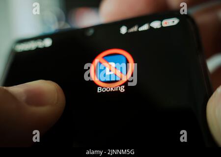 Symbol der gesperrten Buchung auf einem schwarzen Smartphone-Bildschirm. Barnaul russia, 15. Mai 2022 Stockfoto