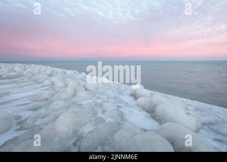 Eisige Küste des Lake Michigan am North Avenue Beach Pier, Chicago. Stockfoto