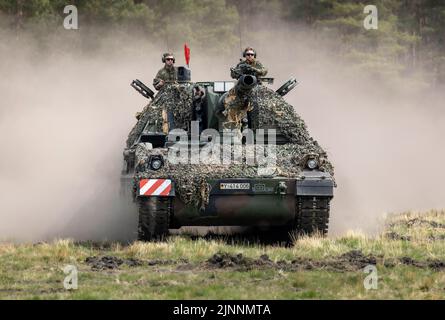 Münster, Deutschland. 10.. Mai 2022. Panzerhaubitze 2000 der Bundeswehr während der Übung - Wettiner Heide -. 2023 wird Deutschland mit der Panzergrenadierbrigade 37 - Freistaat Sachsen - den führenden Verband für die multinationalen Landeinheiten der NATO Very High Readiness Joint Task Force (VJTF), die NATO-Speerspitze, bilden. Dies ist Teil der NATO Response Force (NRF) 2022-2024, der sogenannten schnellen Eingreiftruppe der NATO. Kredit: dpa/Alamy Live Nachrichten Stockfoto