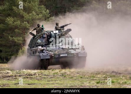 Münster, Deutschland. 10.. Mai 2022. Panzerhaubitze 2000 der Bundeswehr während der Übung - Wettiner Heide -. 2023 wird Deutschland mit der Panzergrenadierbrigade 37 - Freistaat Sachsen - den führenden Verband für die multinationalen Landeinheiten der NATO Very High Readiness Joint Task Force (VJTF), die NATO-Speerspitze, bilden. Dies ist Teil der NATO Response Force (NRF) 2022-2024, der sogenannten schnellen Eingreiftruppe der NATO. Kredit: dpa/Alamy Live Nachrichten Stockfoto