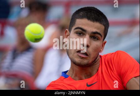 Carlos Alcaraz aus Spanien blickt auf den Ball während der National Bank Open im Stade IGA am 10. August 2022 in Montreal, Kanada. Montreal, Quebec, Kanada 10. August 2022. Kredit: Mathieu Belanger/AFLO/Alamy Live Nachrichten Stockfoto