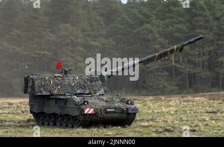 Münster, Deutschland. 10.. Mai 2022. Panzerhaubitze 2000 der Bundeswehr während der Übung - Wettiner Heide -. 2023 wird Deutschland mit der Panzergrenadierbrigade 37 - Freistaat Sachsen - den führenden Verband für die multinationalen Landeinheiten der NATO Very High Readiness Joint Task Force (VJTF), die NATO-Speerspitze, bilden. Dies ist Teil der NATO Response Force (NRF) 2022-2024, der sogenannten schnellen Eingreiftruppe der NATO. Kredit: dpa/Alamy Live Nachrichten Stockfoto