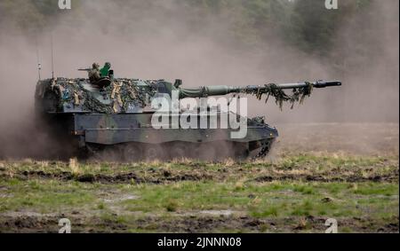 Münster, Deutschland. 10.. Mai 2022. Panzerhaubitze 2000 der Bundeswehr während der Übung - Wettiner Heide -. 2023 wird Deutschland mit der Panzergrenadierbrigade 37 - Freistaat Sachsen - den führenden Verband für die multinationalen Landeinheiten der NATO Very High Readiness Joint Task Force (VJTF), die NATO-Speerspitze, bilden. Dies ist Teil der NATO Response Force (NRF) 2022-2024, der sogenannten schnellen Eingreiftruppe der NATO. Kredit: dpa/Alamy Live Nachrichten Stockfoto