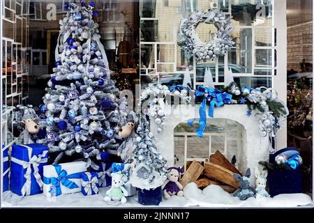 Weihnachten und Neujahr Weihnachtsdekorationen Schaufensterdekorationen durch das Glas gesehen Stockfoto