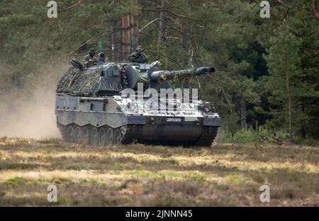 Münster, Deutschland. 10.. Mai 2022. Panzerhaubitze 2000 der Bundeswehr während der Übung - Wettiner Heide -. 2023 wird Deutschland mit der Panzergrenadierbrigade 37 - Freistaat Sachsen - den führenden Verband für die multinationalen Landeinheiten der NATO Very High Readiness Joint Task Force (VJTF), die NATO-Speerspitze, bilden. Dies ist Teil der NATO Response Force (NRF) 2022-2024, der sogenannten schnellen Eingreiftruppe der NATO. Kredit: dpa/Alamy Live Nachrichten Stockfoto