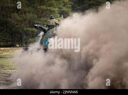 Münster, Deutschland. 10.. Mai 2022. Panzerhaubitze 2000 der Bundeswehr während der Übung - Wettiner Heide -. 2023 wird Deutschland mit der Panzergrenadierbrigade 37 - Freistaat Sachsen - den führenden Verband für die multinationalen Landeinheiten der NATO Very High Readiness Joint Task Force (VJTF), die NATO-Speerspitze, bilden. Dies ist Teil der NATO Response Force (NRF) 2022-2024, der sogenannten schnellen Eingreiftruppe der NATO. Kredit: dpa/Alamy Live Nachrichten Stockfoto