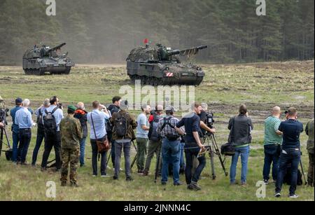 Münster, Deutschland. 10.. Mai 2022. Journalisten beobachten ein Manöver der Bundeswehr bei den Panzerhaubitzen 2000. 2023 wird Deutschland mit der Panzergrenadierbrigade 37 - Freistaat Sachsen - den führenden Verband für die multinationalen Landeinheiten der NATO Very High Readiness Joint Task Force (VJTF), die NATO-Speerspitze, bilden. Dies ist Teil der NATO Response Force (NRF) 2022-2024, der sogenannten schnellen Eingreiftruppe der NATO. Kredit: dpa/Alamy Live Nachrichten Stockfoto