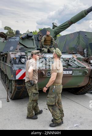 Münster, Deutschland. 10.. Mai 2022. Panzerhaubitze 2000 der Bundeswehr wird repariert. 2023 wird Deutschland mit der Panzergrenadierbrigade 37 - Freistaat Sachsen - den führenden Verband für die multinationalen Landeinheiten der NATO Very High Readiness Joint Task Force (VJTF), die NATO-Speerspitze, bilden. Dies ist Teil der NATO Response Force (NRF) 2022-2024, der sogenannten schnellen Eingreiftruppe der NATO. Kredit: dpa/Alamy Live Nachrichten Stockfoto