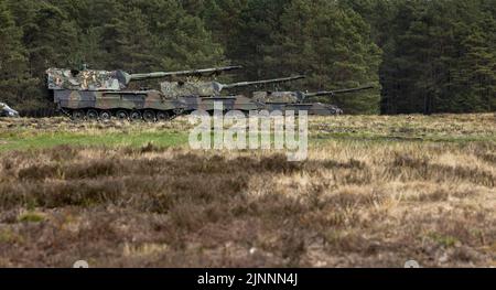 Münster, Deutschland. 10.. Mai 2022. Panzerhaubitze 2000 der Bundeswehr während der Übung - Wettiner Heide -. 2023 wird Deutschland mit der Panzergrenadierbrigade 37 - Freistaat Sachsen - den führenden Verband für die multinationalen Landeinheiten der NATO Very High Readiness Joint Task Force (VJTF), die NATO-Speerspitze, bilden. Dies ist Teil der NATO Response Force (NRF) 2022-2024, der sogenannten schnellen Eingreiftruppe der NATO. Kredit: dpa/Alamy Live Nachrichten Stockfoto