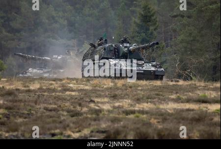 Münster, Deutschland. 10.. Mai 2022. Panzerhaubitze 2000 der Bundeswehr während der Übung - Wettiner Heide -. 2023 wird Deutschland mit der Panzergrenadierbrigade 37 - Freistaat Sachsen - den führenden Verband für die multinationalen Landeinheiten der NATO Very High Readiness Joint Task Force (VJTF), die NATO-Speerspitze, bilden. Dies ist Teil der NATO Response Force (NRF) 2022-2024, der sogenannten schnellen Eingreiftruppe der NATO. Kredit: dpa/Alamy Live Nachrichten Stockfoto