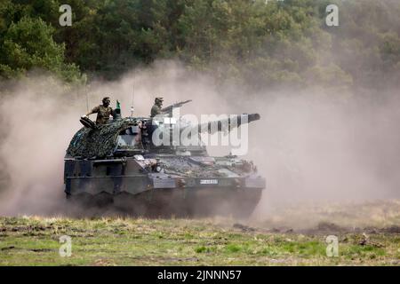 Münster, Deutschland. 10.. Mai 2022. Panzerhaubitze 2000 der Bundeswehr während der Übung - Wettiner Heide -. 2023 wird Deutschland mit der Panzergrenadierbrigade 37 - Freistaat Sachsen - den führenden Verband für die multinationalen Landeinheiten der NATO Very High Readiness Joint Task Force (VJTF), die NATO-Speerspitze, bilden. Dies ist Teil der NATO Response Force (NRF) 2022-2024, der sogenannten schnellen Eingreiftruppe der NATO. Kredit: dpa/Alamy Live Nachrichten Stockfoto