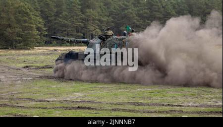 Münster, Deutschland. 10.. Mai 2022. Panzerhaubitze 2000 der Bundeswehr während der Übung - Wettiner Heide -. 2023 wird Deutschland mit der Panzergrenadierbrigade 37 - Freistaat Sachsen - den führenden Verband für die multinationalen Landeinheiten der NATO Very High Readiness Joint Task Force (VJTF), die NATO-Speerspitze, bilden. Dies ist Teil der NATO Response Force (NRF) 2022-2024, der sogenannten schnellen Eingreiftruppe der NATO. Kredit: dpa/Alamy Live Nachrichten Stockfoto
