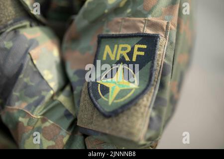 Münster, Deutschland. 10.. Mai 2022. NRF-Abzeichen auf einer Uniform. 2023 wird Deutschland der Panzergrenadierbrigade 37 Freistaat Sachsen die Panzergrenadierbrigade 37 zur Verfügung stellen, den federführenden Verband der multinationalen Landeinheiten der NATO Very High Readiness Joint Task Force (VJTF), der NATO-Speerspitze ú. Dies ist Teil der NATO Response Force (NRF) 2022-2024, der sogenannten "Rapid Reaction Force" der NATO. Kredit: dpa/Alamy Live Nachrichten Stockfoto