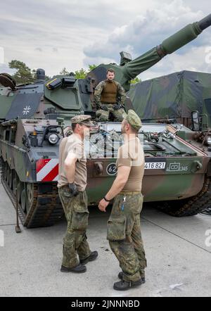 Münster, Deutschland. 10.. Mai 2022. Panzerhaubitze 2000 der Bundeswehr wird repariert. 2023 wird Deutschland mit der Panzergrenadierbrigade 37 - Freistaat Sachsen - den führenden Verband für die multinationalen Landeinheiten der NATO Very High Readiness Joint Task Force (VJTF), die NATO-Speerspitze, bilden. Dies ist Teil der NATO Response Force (NRF) 2022-2024, der sogenannten schnellen Eingreiftruppe der NATO. Kredit: dpa/Alamy Live Nachrichten Stockfoto