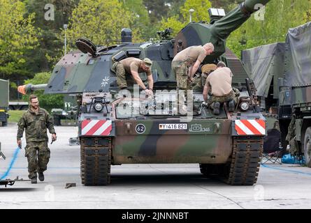 Münster, Deutschland. 10.. Mai 2022. Panzerhaubitze 2000 der Bundeswehr wird repariert. 2023 wird Deutschland mit der Panzergrenadierbrigade 37 - Freistaat Sachsen - den führenden Verband für die multinationalen Landeinheiten der NATO Very High Readiness Joint Task Force (VJTF), die NATO-Speerspitze, bilden. Dies ist Teil der NATO Response Force (NRF) 2022-2024, der sogenannten schnellen Eingreiftruppe der NATO. Kredit: dpa/Alamy Live Nachrichten Stockfoto