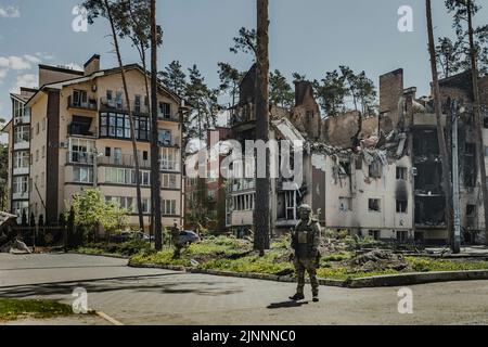 Gebäude in Irpin, 10. Mai 2022. Seit dem 24.. Februar 2022, nach dem Einmarsch der russischen Streitkräfte, hat es einen Krieg in der Ukraine gegeben. Das Dorf Irpin in der Nähe der Hauptstadt Kiew, das im März 2022 von russischen Soldaten besetzt wurde, wurde zu 40 Prozent zerstört. Stockfoto