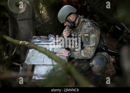 Münster, Deutschland. 10.. Mai 2022. Ein Artilleriebeobachter der Bundeswehr während der Übung - Wettiner Heide -. 2023 wird Deutschland mit der Panzergrenadierbrigade 37 - Freistaat Sachsen - den führenden Verband für die multinationalen Landeinheiten der NATO Very High Readiness Joint Task Force (VJTF), die NATO-Speerspitze, bilden. Dies ist Teil der NATO Response Force (NRF) 2022-2024, der sogenannten schnellen Eingreiftruppe der NATO. Kredit: dpa/Alamy Live Nachrichten Stockfoto