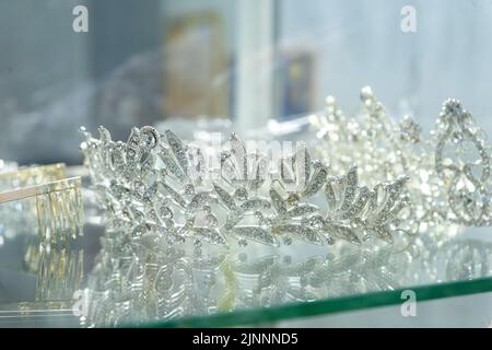 Eine schöne Tiara der Braut, die in einem Brautgeschäft ausgestellt ist. Stockfoto