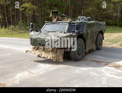 Münster, Deutschland. 10.. Mai 2022. Fennek Aufklärungswagen während der Übung - Wettiner Heide -. 2023 wird Deutschland mit der Panzergrenadierbrigade 37 - Freistaat Sachsen - den führenden Verband für die multinationalen Landeinheiten der NATO Very High Readiness Joint Task Force (VJTF), die NATO-Speerspitze, bilden. Dies ist Teil der NATO Response Force (NRF) 2022-2024, der sogenannten schnellen Eingreiftruppe der NATO. Kredit: dpa/Alamy Live Nachrichten Stockfoto
