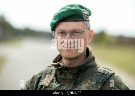 Münster, Deutschland. 10.. Mai 2022. Brigadegeneral Alexander Krone, Kommandant der Panzergrenadierbrigade 37 Freistaat Sachsen' in Frankenberg/Sachsen High Readiness Joint Task Force (VJTF), die Ã„Ã»NATO spearheadÃ„Ãº Dies ist Teil der NATO Response Force (NRF) 2022-2024, der sogenannten Ã„Ã»schnellen Reaktion forceÂ Ãº der NATO. Kredit: dpa/Alamy Live Nachrichten Stockfoto
