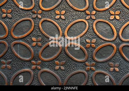 Traditionelle indonesische Batik auf Stahl strukturiert. Wand aus Stahl ist mit Batik-Motiv geschnitzt. batik auf Metallplatte Oberfläche. Stockfoto